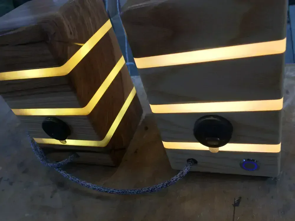 Fajna lampa z Jasanu třísegmentová vícebarevná + hřejivě bílá