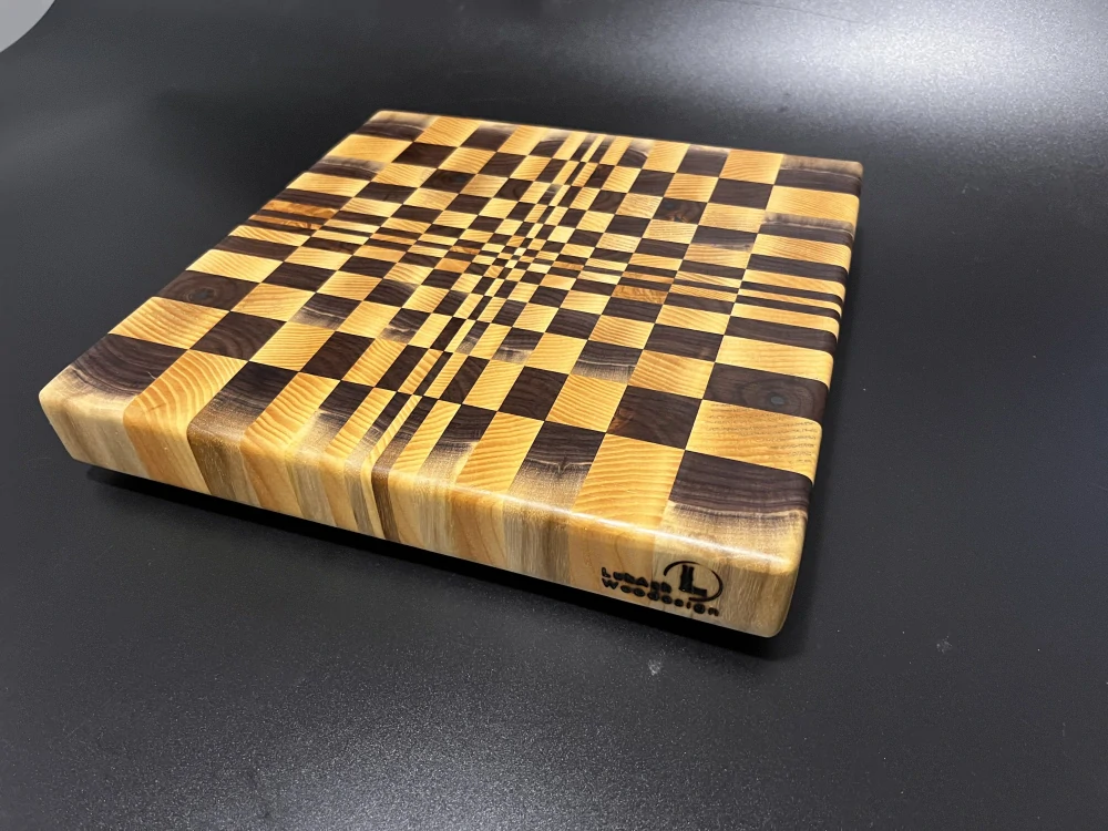 Velké krájecí prkénko z Jasanu a Ořechu cca 30x30x4cm