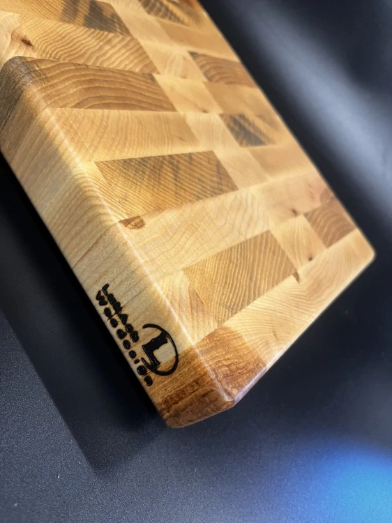 Krájecí prkénko z jasanu cca 31x21x3,7cm