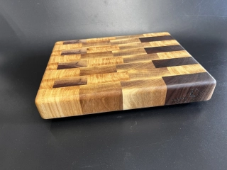Krájecí prkénko z ořechu a dubu cca 26×20×4 cm